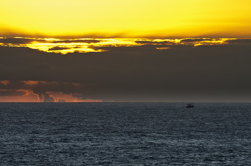sea yellow clouds sunrise dawn boat vessel fishingboat llanes marcantábrico cantabricsea smcpentaxda300mmf40edifsdm pentaxk5