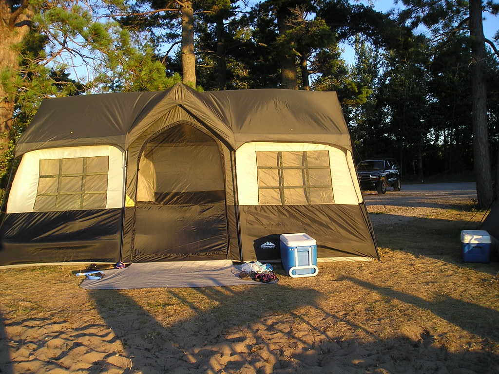 Tourist camping. Палатка на улице. Палатки большие взрослые палатки взрослые. Туристическая палатка в Эстонии. Виды палаток для туризма.