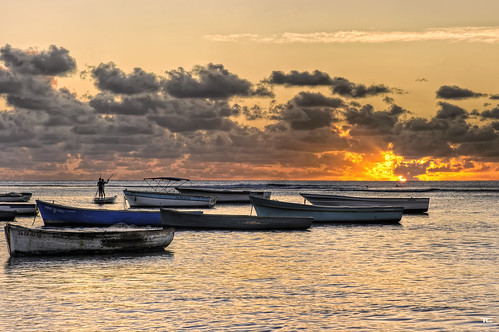 light sunset sea mer macro beach clouds boats island soleil nikon fishermen lumière maurice coucher bateaux micro heat nikkor mauritius nuages plage hdr tamarin île pêcheurs chaleur 105mm 9xp d700 9raw