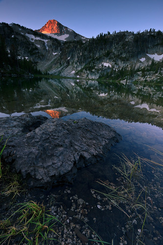 mountains water oregon sunrise mirrorlake backpacking alpinelake eaglecapwildernessarea wallowawitmannationalforest