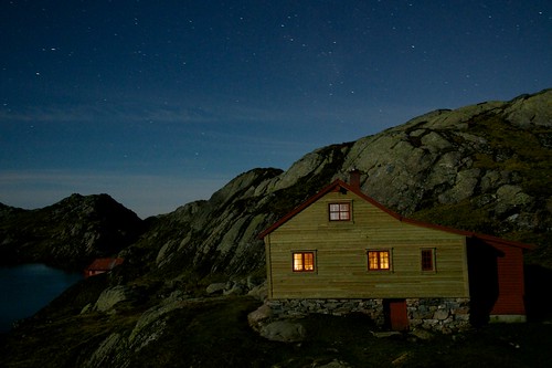 fall night stars cabin nightshot dnt bergsdalen høgabu