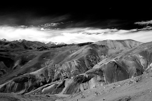 chile travel vacation sky bw white mountain snow black weather june clouds canon landscape ir eos reisen flickr day 300d view cloudy outdoor top hill valley atacama andes infrared 20mm gps range canoneos300d gravel travelgroup wikinger 2011 putre regióndetarapacá 4523t