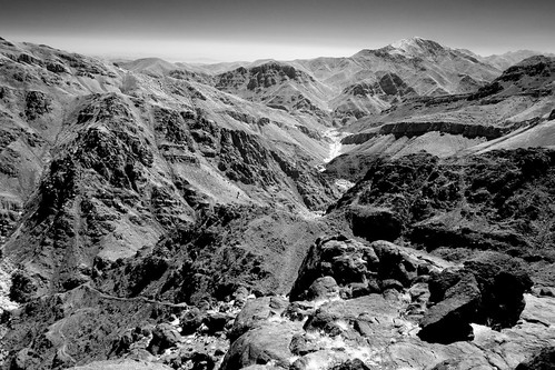 sky bw white mountain black stone trekking landscape ir eos bush reisen flickr track day view im outdoor wide july clear morocco valley infrared atlas 20mm gps lovely canoneos300d gravel wikinger 2011 orama hohen 1204t