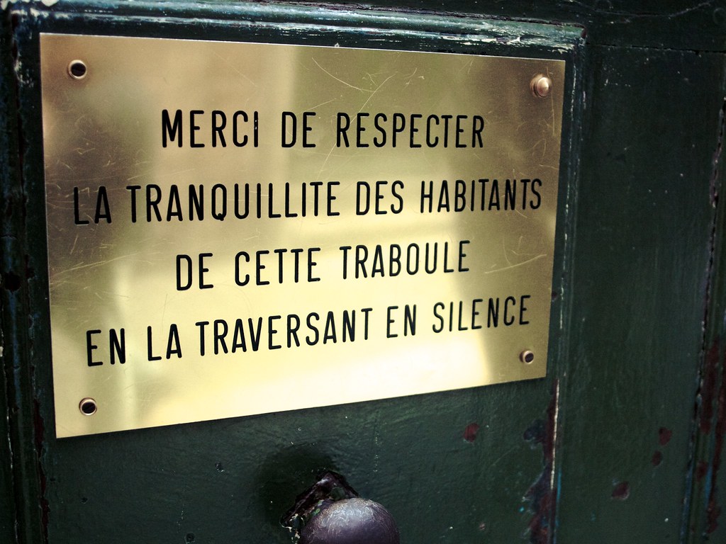 Traboule à Lyon : Rappel élémentaire des principes de vie en communauté - Photo de Tony Bowden