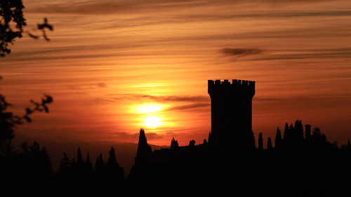 italy sun tower castle sunrise landscape hotel soleil nikon tour dungeon gargonza tuscany nikkor chateau paysage toscane italie donjon d90 valdichiana nikkorafsdx55300 nikkorafsdx55300f4556gedvr