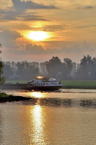 sunrise river landscape nikon nederland thenetherlands nikkor rhine rijn lek landschap ruc wijkbijduurstede rivier zonsopkomst sooc 18105mm d7000 pjerry