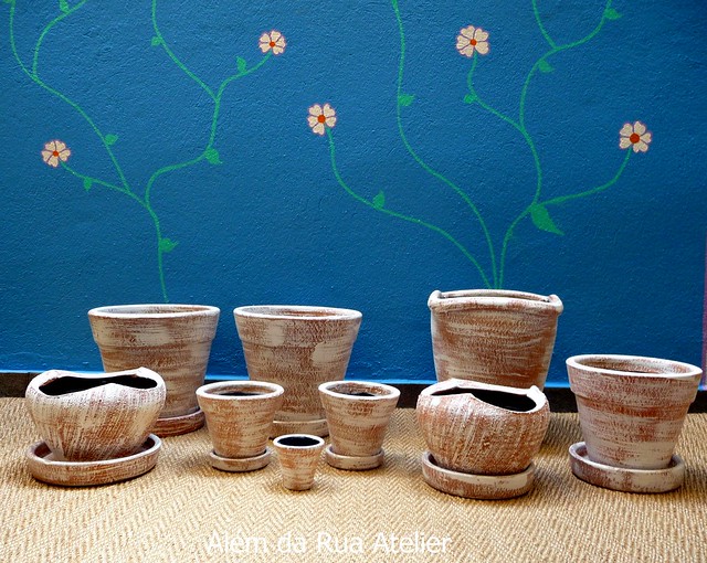Vasos de cerâmica pintados à mão