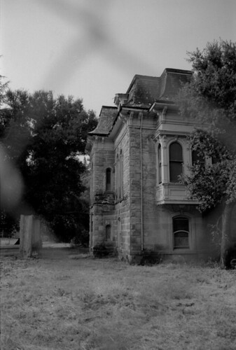 california blackandwhite bw house abandoned film 35mm fence calistoga haunted nikonn80 fujineopan400 selfdeveloped 28mmf56 d761185mins