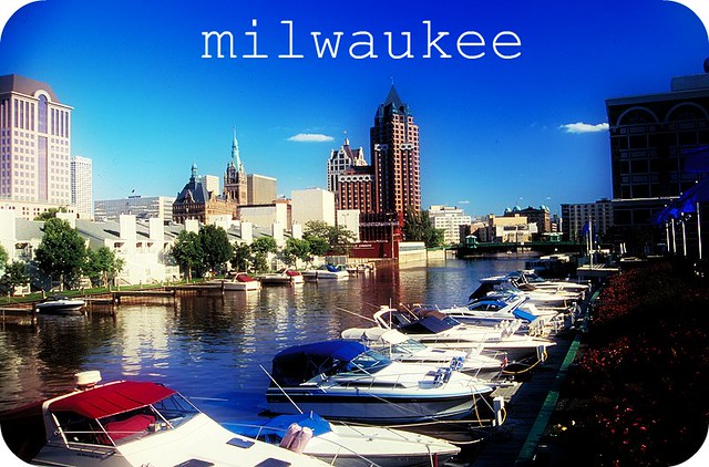 800px-Leisure_boating,_Milwaukee,_Wisconsin