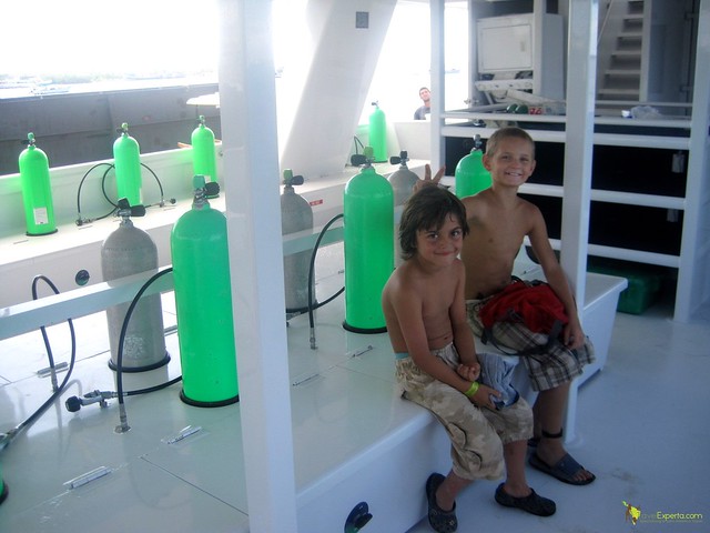 live abroad diving package on luxury yacht in bay islands honduras