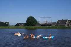 Zwemmende kinderen in de Amstel