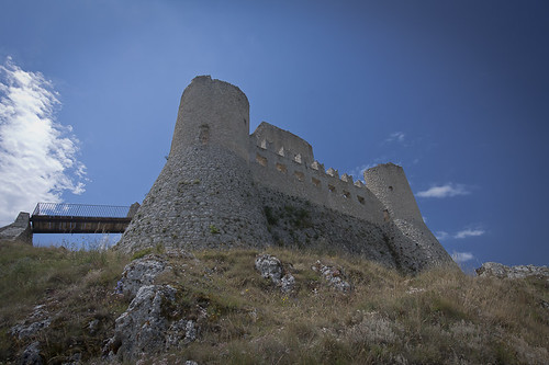 italy castle canon 1022 abruzzo roccacalascio ringexcellence