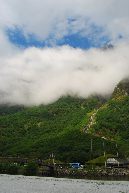 Nubes y saltos de agua en Gudvangen