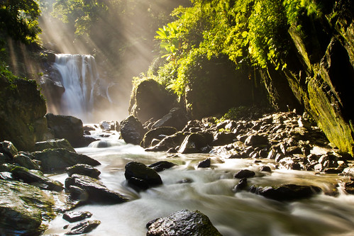 morning waterfall rocks stream taiwan taipei rays milky 烏來 silky 內洞瀑布 信賢瀑布 斜射光 內洞國家森林遊樂區