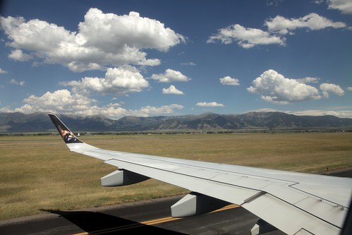 mountains airport montana bozeman aviation winglet embraer frontierairlines bzn ef24105mmf4lisusm e190 gallatinfield bridgerrange hamiltonthehummingbird