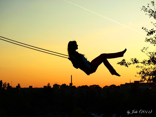 sunset berlin girl deutschland swing mauerpark