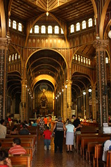 Pilgrims on their knees, the Nuestra Señora de los Ángeles / Peregrinos de rodillas, La Basílica de Nuestra Señora de los Ángeles