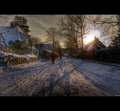 street winter sunset people sun snow cold afternoon walk flare 18mm fotocompetition fotocompetitionbronze fotocompetitionsilver 18200mmf3556gvrii