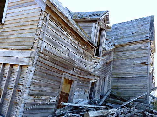 old canada farmhouse grey wooden southern alberta weathered crumbling collapsing