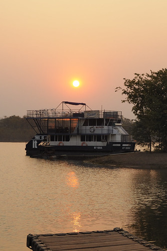 sunrise landscape dawn boat nikon houseboat zimbabwe kariba lakekariba d90 zwe nikond90 mashonalandwest lomagundilakesideassociation