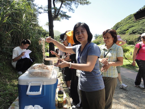 陽明山生態工作假期。工作結束，志工們開心的享用涼麵自助餐。