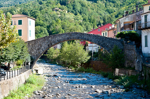 bridge italy river nikon italia liguria fiume ponte nikkor medioevo laspezia torrente d90 vareseligure nikonista crovana grecino grexino