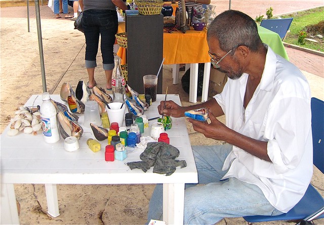 artist working in la pier el salvador