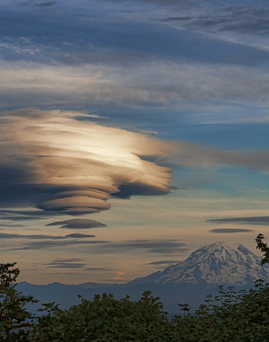sunset sky mountain color clouds canon volcano washington outdoor 5d tacoma mtrainier lenticular 70200mmf4l