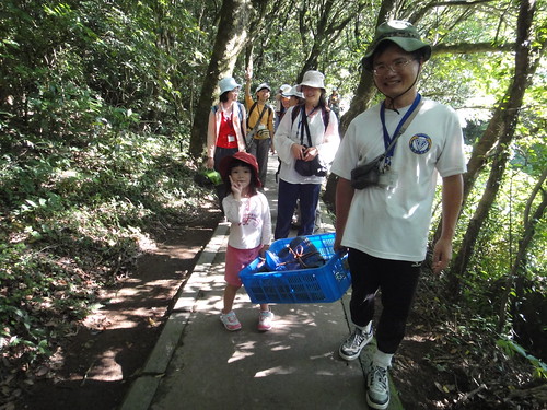 2008陽明山生態工作假期，改以徒手搬運器材。圖片來源：台灣環境資訊協會