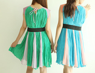 Contrast Color Pleated Empire Dress with Belt