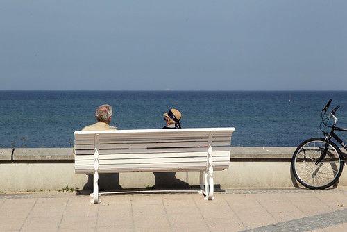 sunshine bench balticsea minimalism ostsee sonnenschein kühlungsborn mecklenburgvorpommern strandpromenade minimalismus elderlycouple altesehepaar
