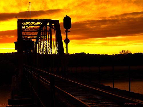 railroad sunset reflection silhouette clouds reflections tn dusk tennessee silhouettes sunsets september swingbridge clarksville cumberlandriver riversidedrive ln montgomerycounty turnbridge louisvillenashvillerailroad rjcormanrailroad memphisline