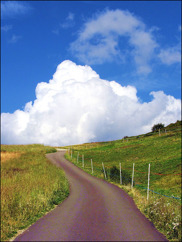 road blue sky italy cloud verde green strada italia nuvola meadow cielo azzurro prato südtirol seiseralm alpedisiusi trentinoaltoadige