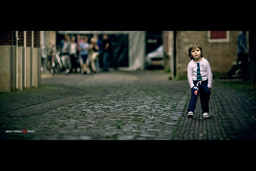 street city boy shirt canon walking eos shoes child little candid streetphotography tired f2 difficult cinematic lead zwolle 135mm 135l 60d ef135mmf2lusm jeffkrol