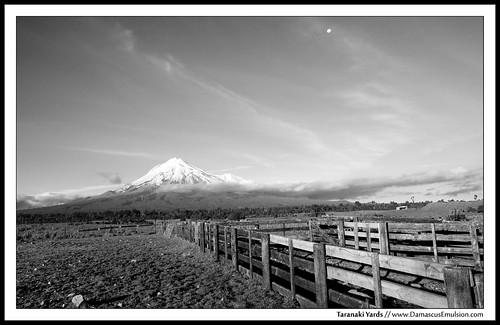 newzealand blackandwhite moon mountain snow fence blackwhite sony sigma run northisland taranaki sonydslr sonya900 damascusemulsion