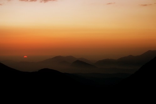 sunset sun mountains fog montagne tramonto shadows ombre sole nebbia enya mygearandme