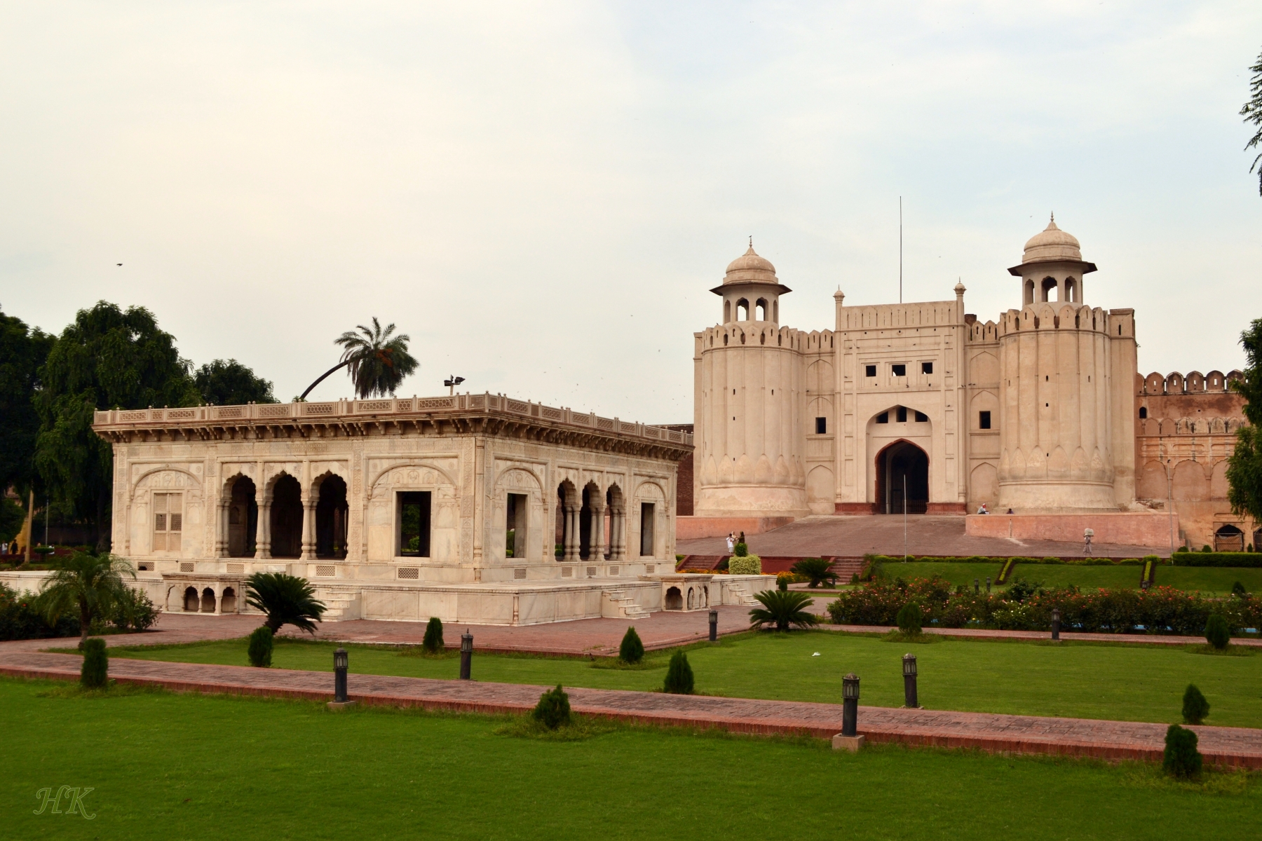 Hazuri Bagh and the Alamgiri Gate, Lahore Fort , Pakistan : r/pakistan