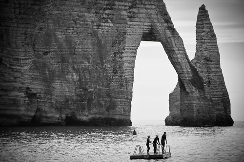 trip travel summer bw cliff france boys monochrome swim french fun nikon play report images cliffs normandie nikkor 18200 étretat d300s petterphoto