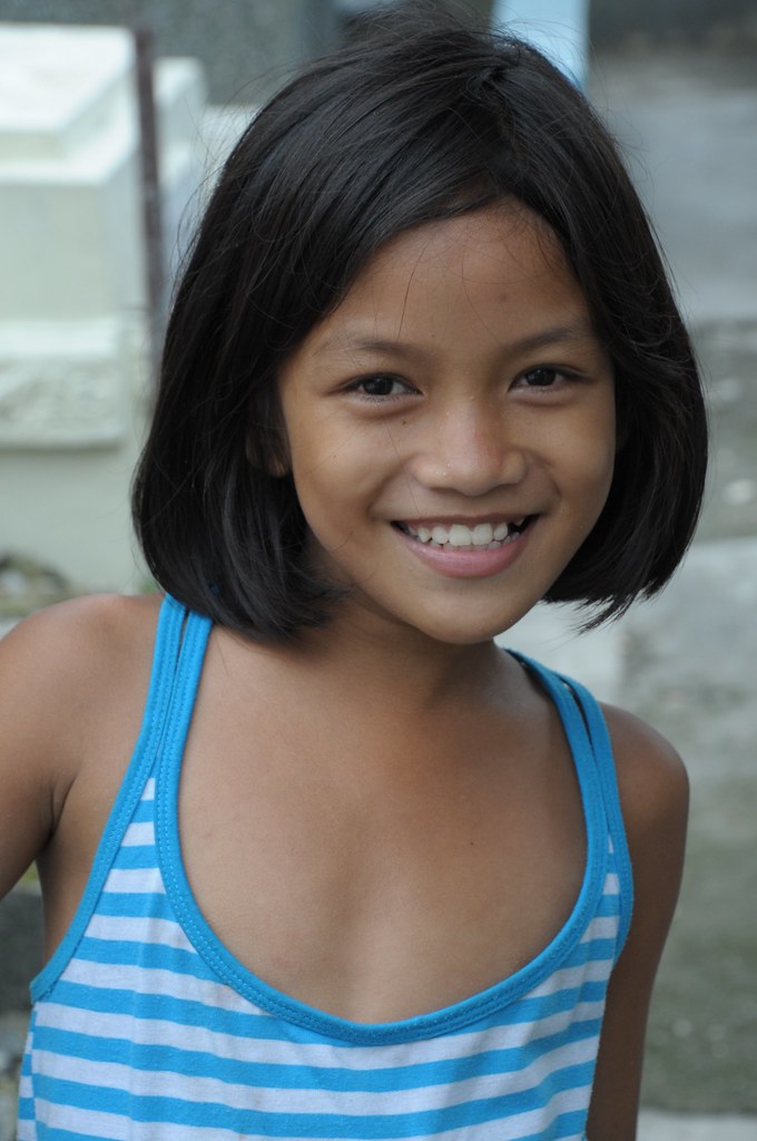 Slim Filipina girl Franciska undresses before enduring 