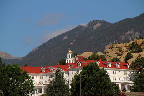 mountain mountains building architecture buildings rockies hotel colorado flag americanflag resort cupola co rockymountains hotels estespark resorts theshining redroof stanleyhotel