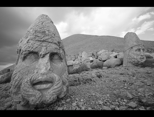 blackandwhite sculpture mountain monochrome digital turkey landscape ancient ruins asia statues nemrutdagi nemrutdağı canoneos400d infolio canonefs1022mmf3545usmlens img7360blackandwhite