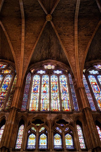 color luz interior catedral formas vidrieras arcos yecla columnas catedraldeleón fotografíasjcasielles