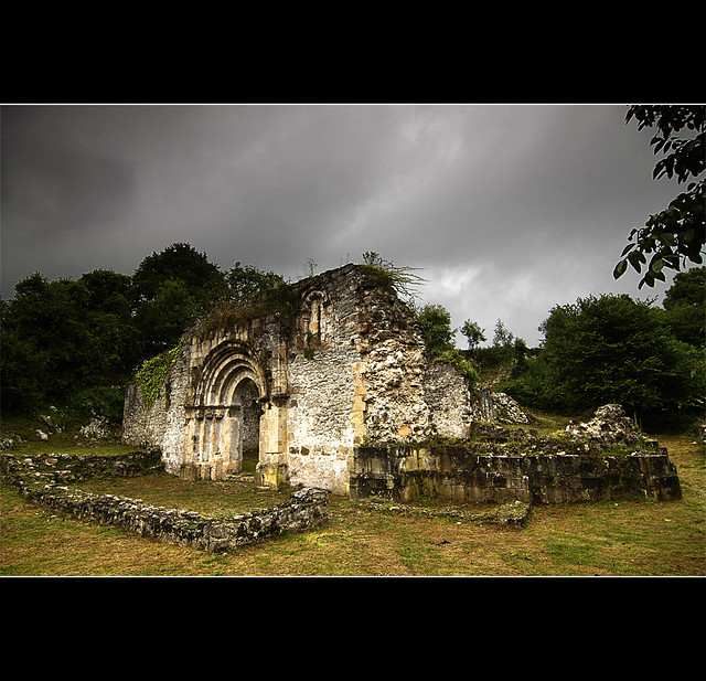 Ruinas de San Pedro de Plecín en Alles