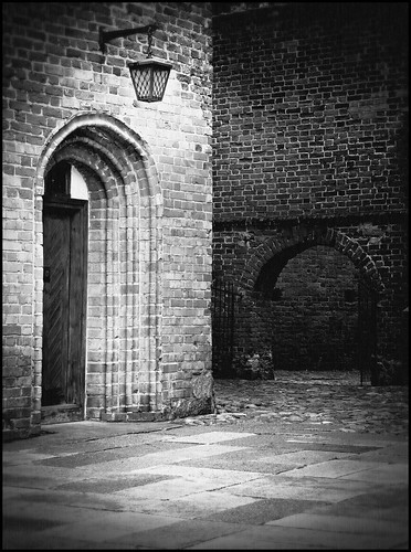 door bw white black lamp gate stones bricks gothic traces poland polska medieval walls lantern past mury frombork blackwhitephotos gotyckie śladyprzeszłości