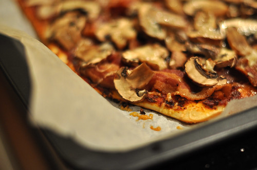 Pizza med bacon og svampe