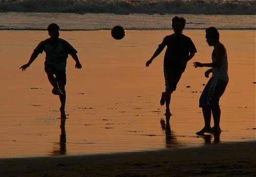 boy sunset sea bali sun beach indonesia gold evening football play laut silhouettes games pantai seminyak matahari terbenam earthasia