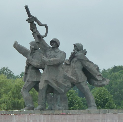 sculpture art latvia soldiers heroes riga sovietunion