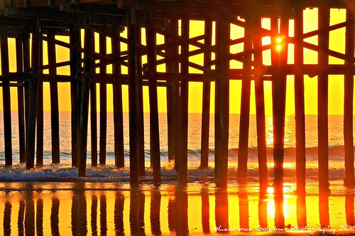 sunlight reflections catchycolors surf piers venturabeach brightcolors southerncalifornia sunsetlight ventura goldenhour wetsand venturapier pierpilings southerncaliforniapiers