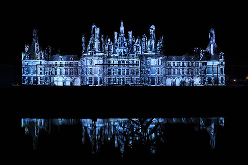 blue light france reflection architecture de lumière son bleu chambord château châteaudechambord sonsetlumières