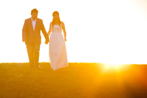 light sunset portrait sun toronto engagement couple hill richmondgreen
